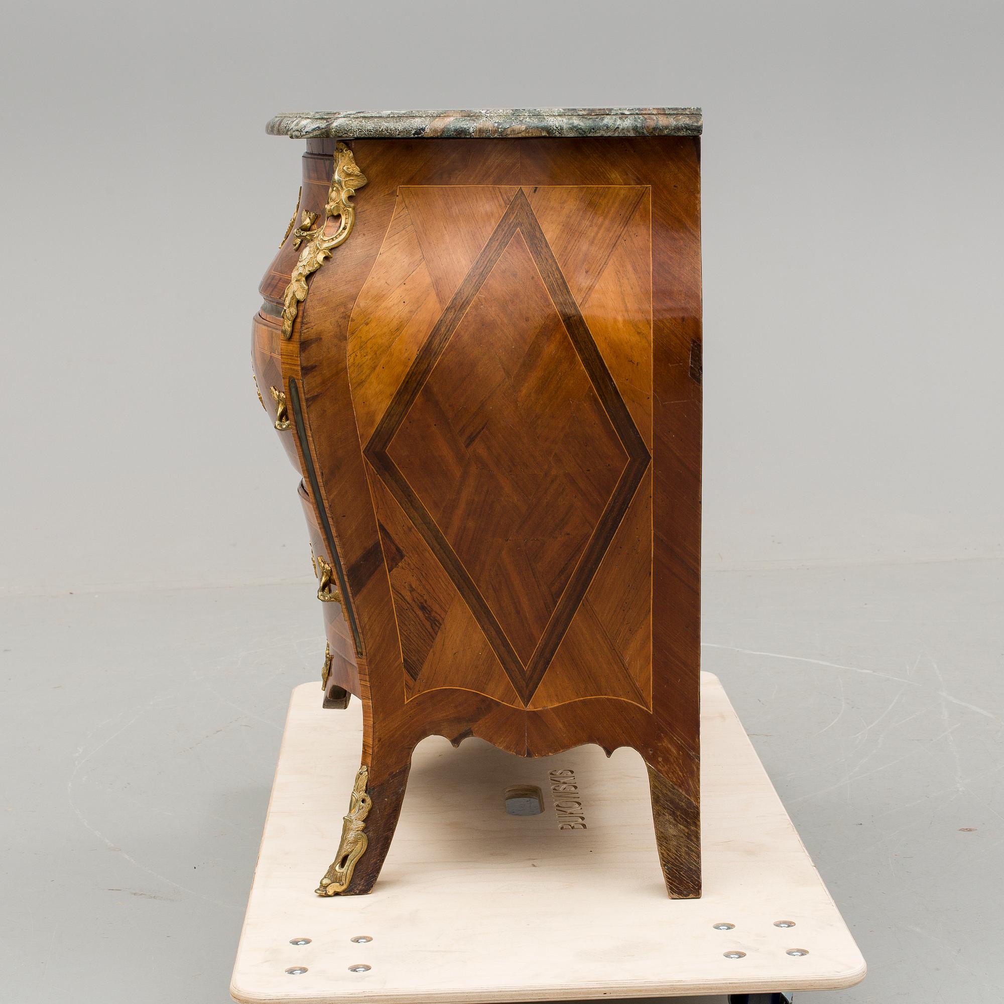 BYRÅ, rokoko, delvis 1700-tal.