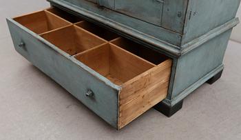 KLÄDSKÅP, 1800-talets första hälft.