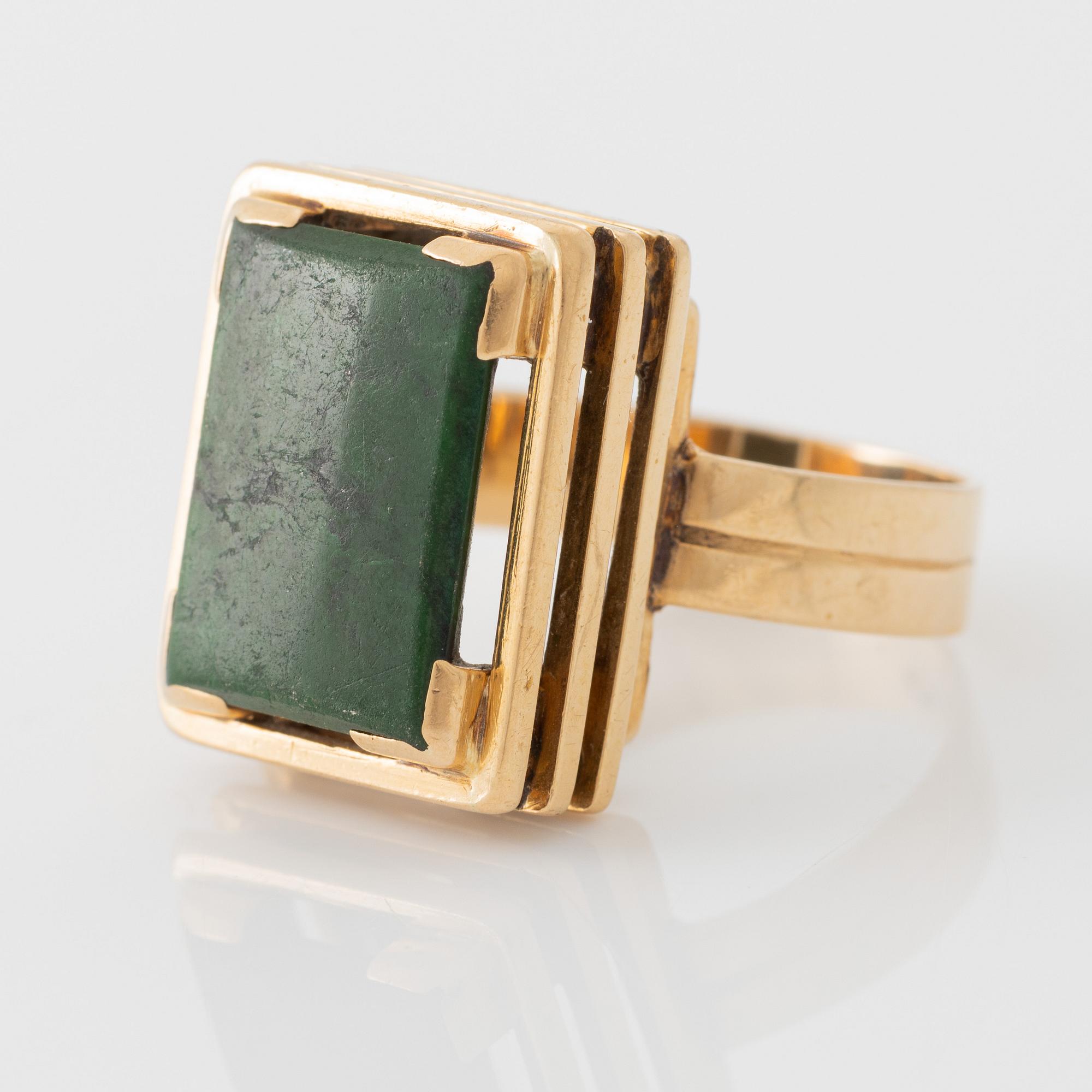 Ring, 18K gold with green stone.