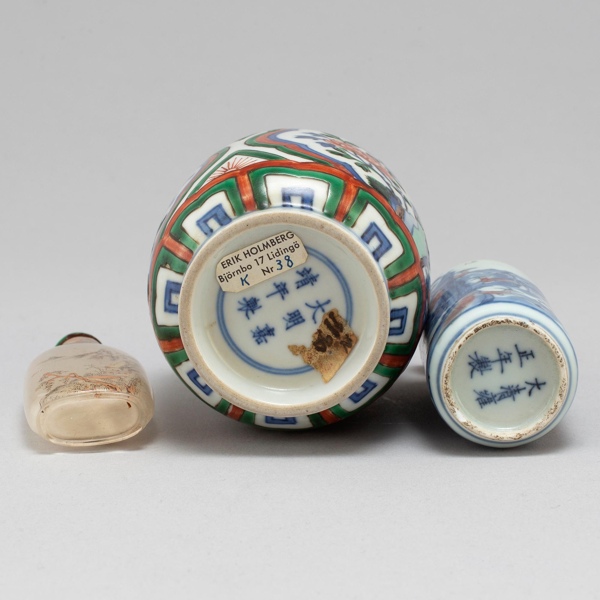 A Chinese wucai vase and two snuff bottles, 20th century.