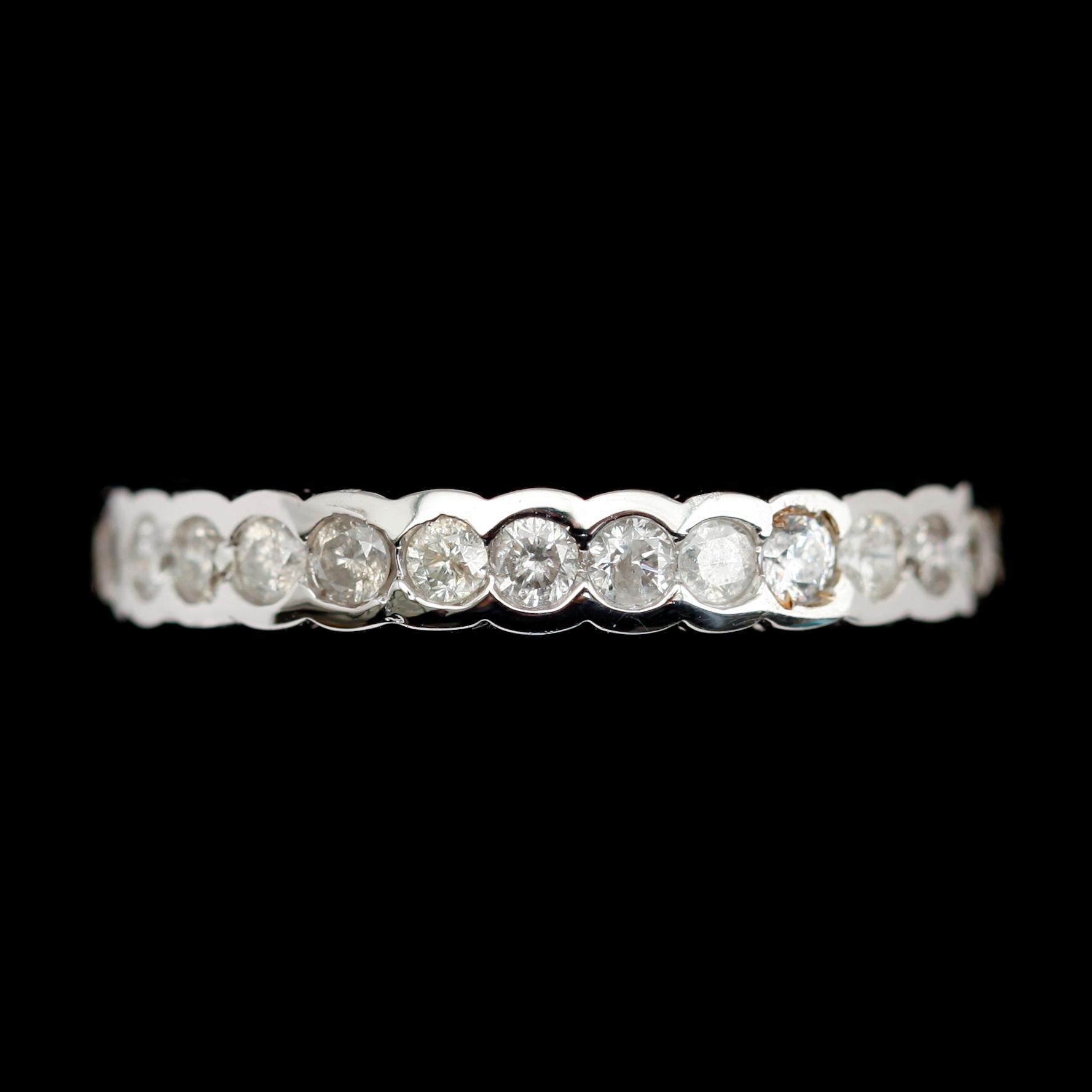 RING, 10 k vitguld, diamanter tot ca 1.0 ct.