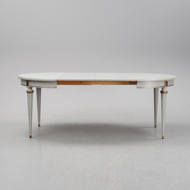 Matbord, gustaviansk stil, 
1900-talets andra hälft. Två iläggsskivor medföljer.