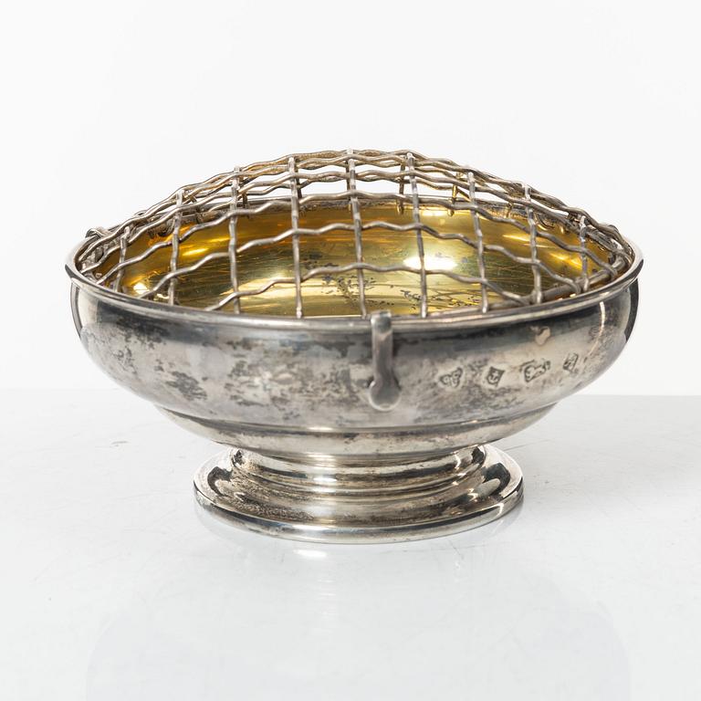 A parcel gilt silver bowl for flower arrangement, Garrard & Co Ltd, Birmingham 1975.