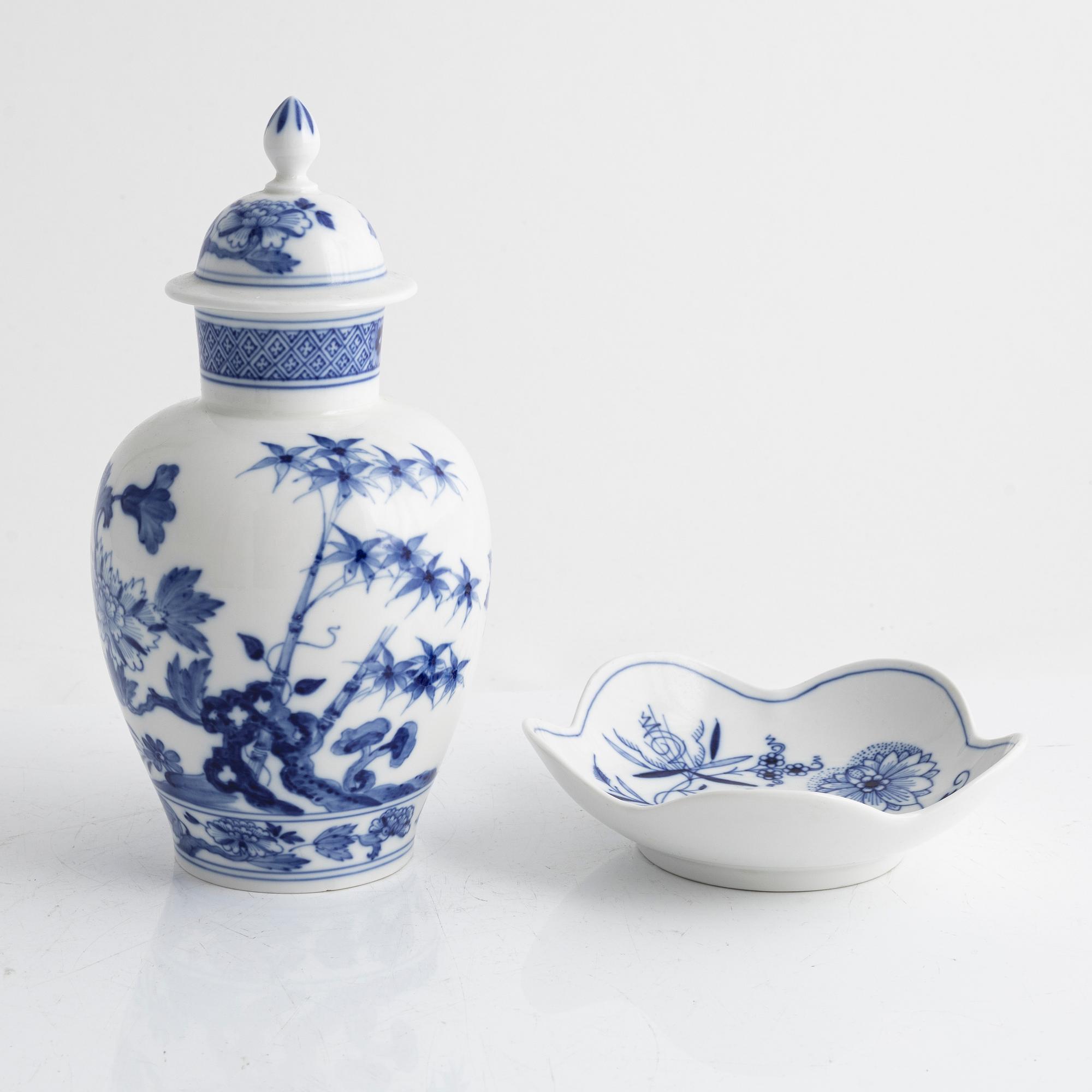 Fat, porslin, lökmönstret/"Zwiebelmunster", Meissen, samt urna, Meissen, Tyskland, 1900-talets först hälft.