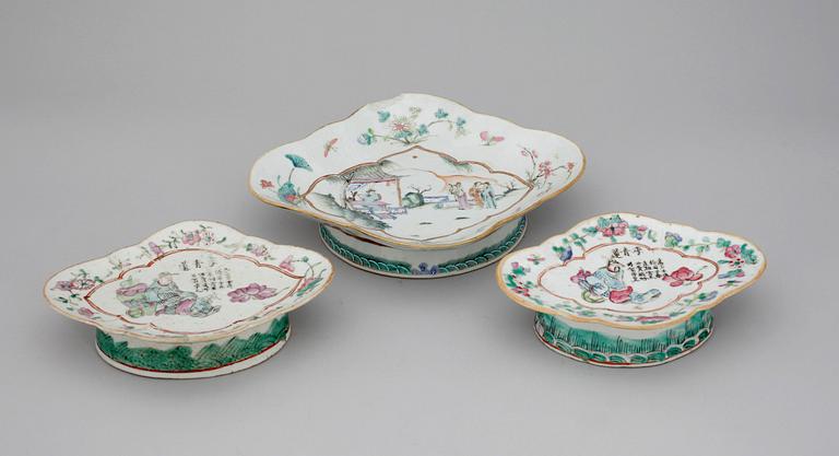 SKÅLAR PÅ FOT, 3 st, porslin, Kina, 1800-tal.