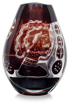 An Edvin Öhrström ariel vase, "Flickan och duvan", Orrefors 1969.