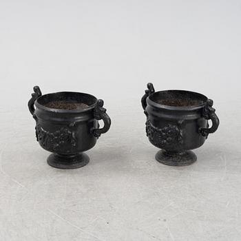 Trädgårdsurnor, ett par, gjutjärn, Stavsjö Bruk.