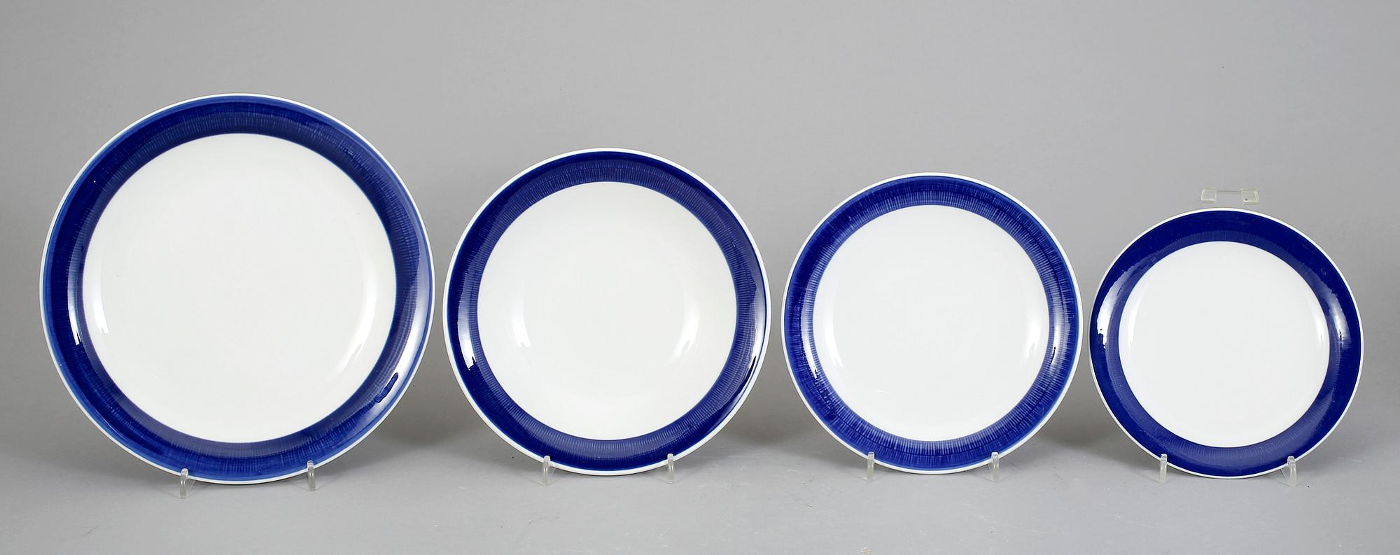 MAT-, KAFFE- & TESERVISDELAR, 41 st. "Koka blå", Rörstrand. Formgiven av Hertha Bengtsson, i produktion 1956-1988.