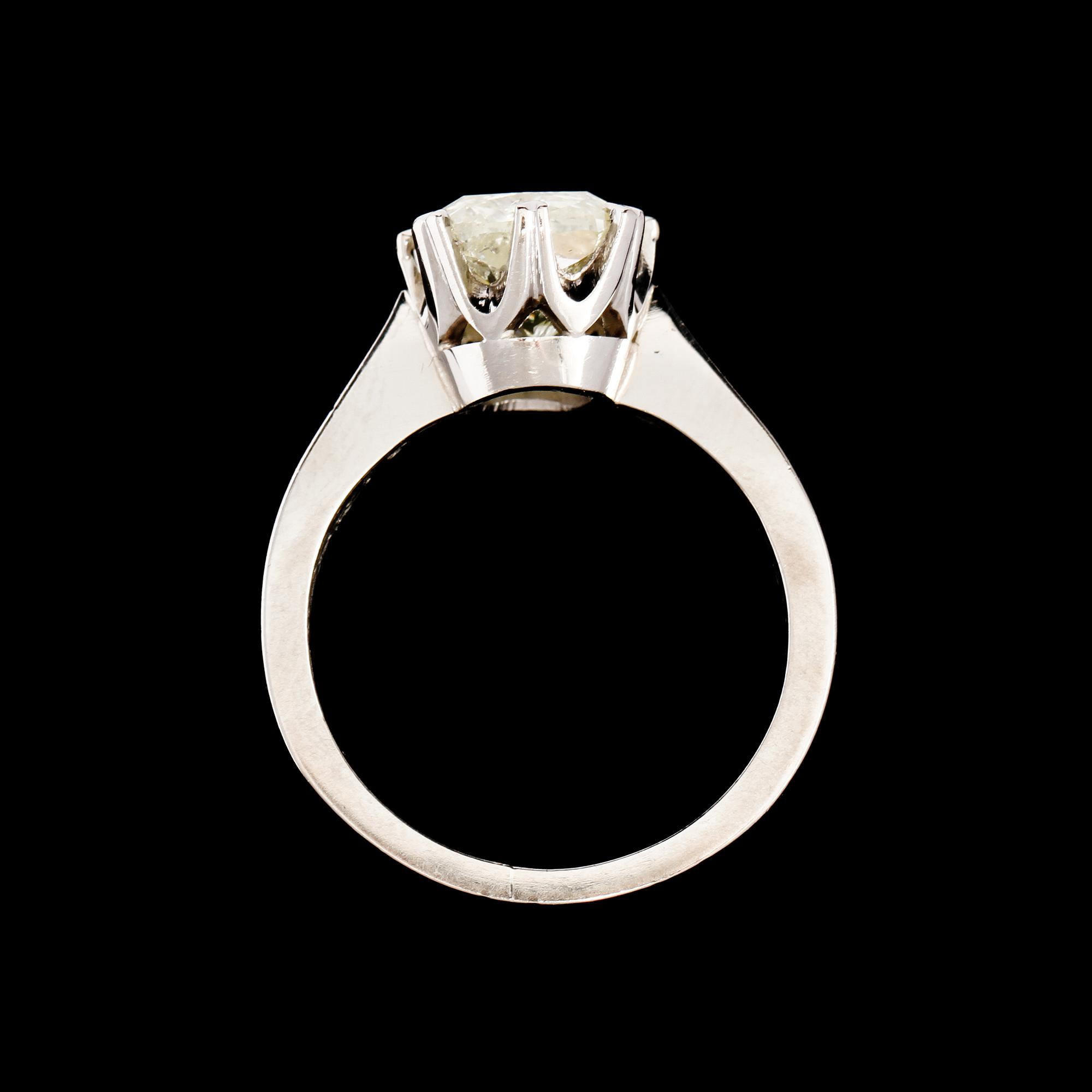 RING, 18K vitguld med kuddslipad diamant, 3.34 ct, Jannerberg Guldsmide, Göteborg, 2010. Vikt 6,9 g.