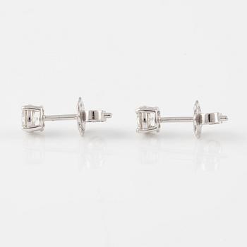 Örhängen med briljantslipade diamanter, medföljande GIA dossier.