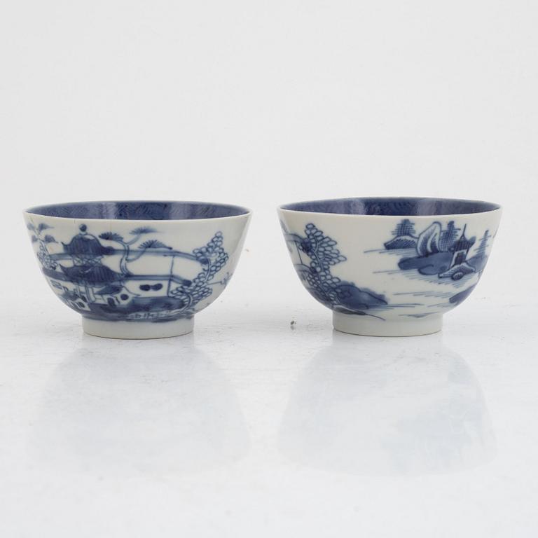 Five Chinese blue and white bowls and three plates, Qing Dynasty, circa 1800.