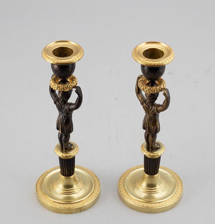 LJUSSTAKAR, ett par, förgylld och patinerad brons, senempire, 1800-talets mitt.