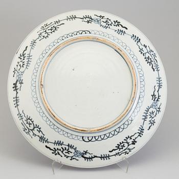 A large Japanese imari charger, Meiji (1867-1912).