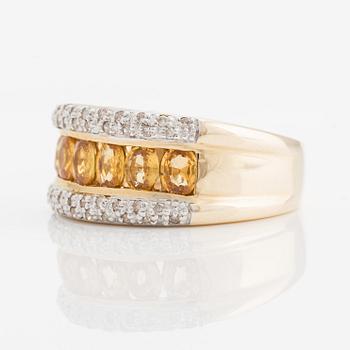 Ring, 14K guld med små diamanter och gula färgade stenar.