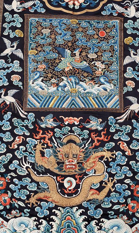 VÄST, siden. Höjd 105 cm. Kina omkring 1900, sen Qing.