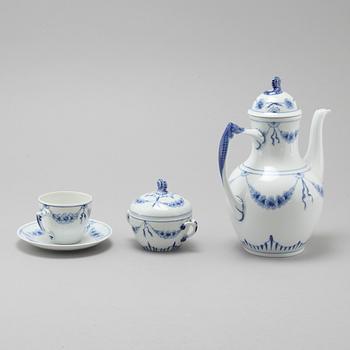 29 pieces of porcelain tableware from Bing & Gröndahl, model "Empire", second half of the 20th century.