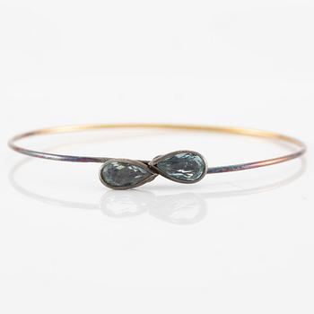 Armring, 18K gold with two drop-shaped aquamarines.