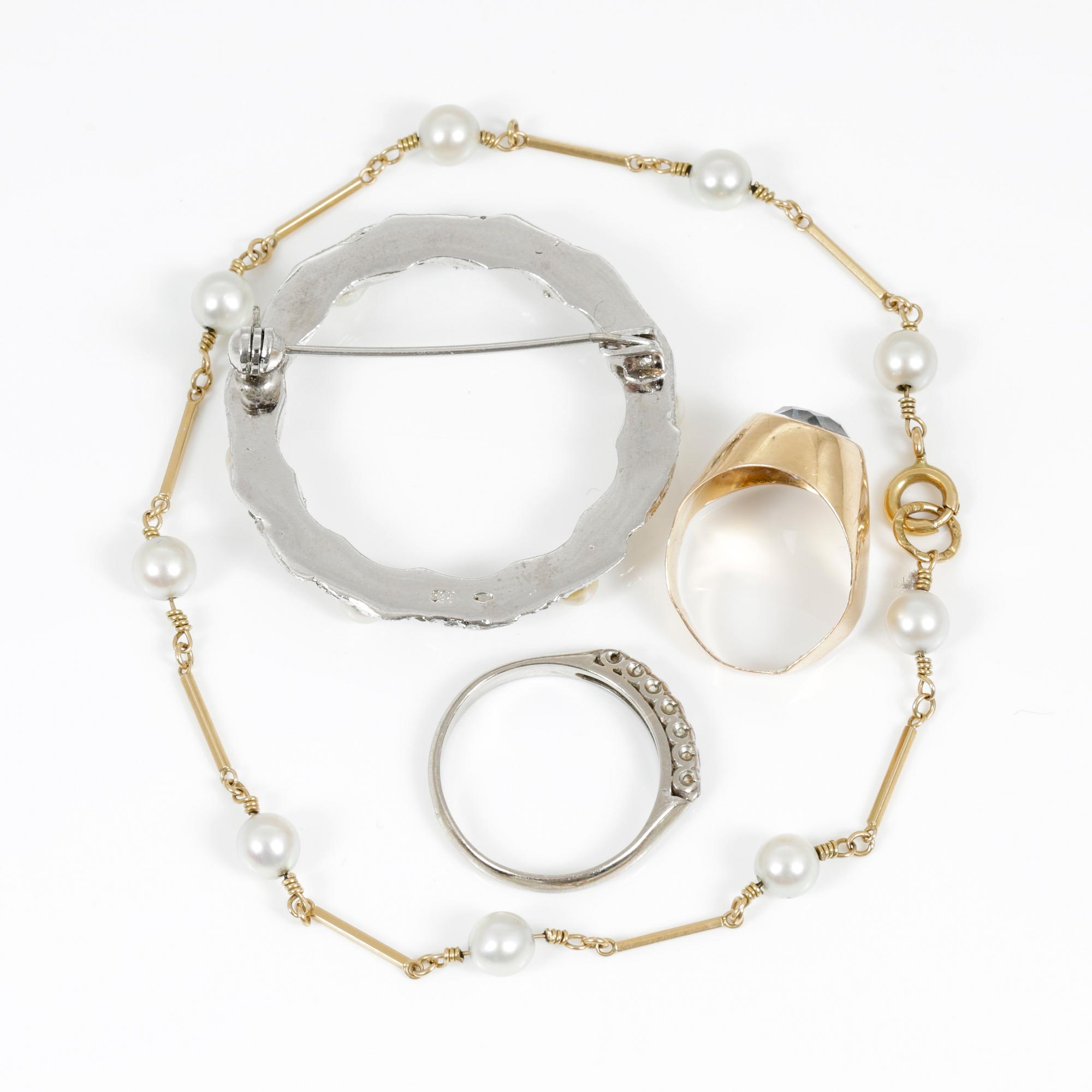 PARTI SMYCKEN, 4 delar, inklusive 2 ringar, brosch samt armband, olika metall. Vikt 14,02 g.