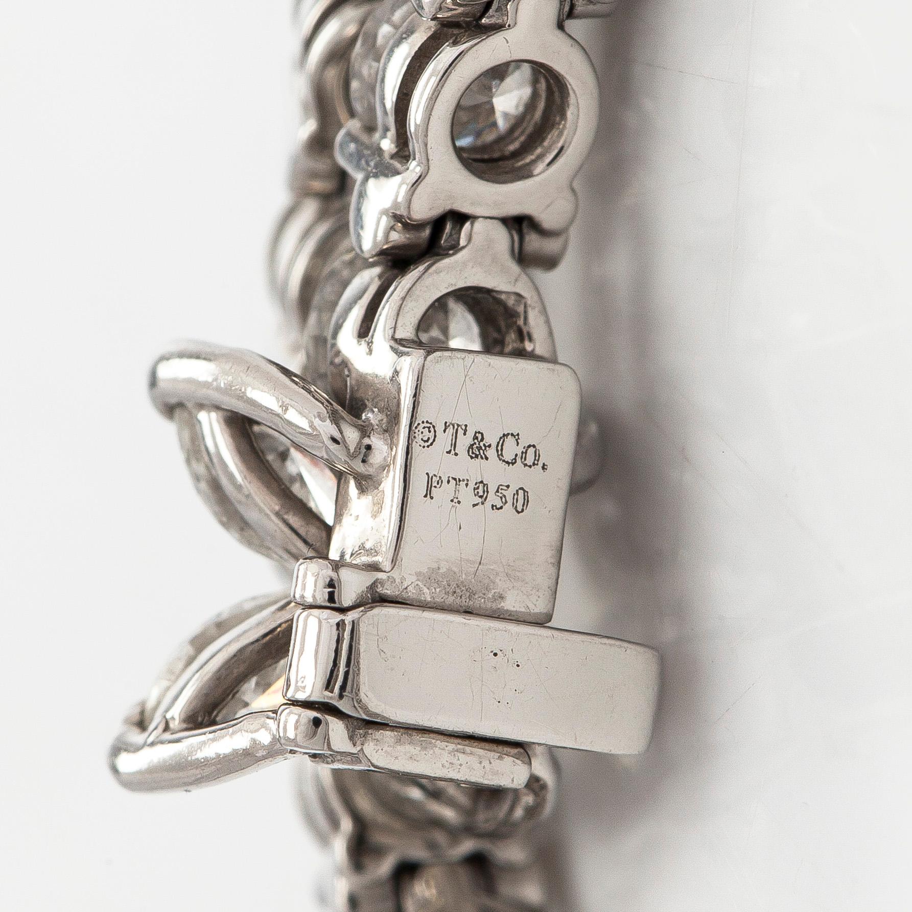 Tiffany & Co, "Victoria" tennisrannekoru, platinaa sekä briljantti- ja marquisehiottuja timantteja.
