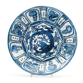 951. A blue and white four clawed dragon dish, Ming dynasty, Wanli (1572-1620).