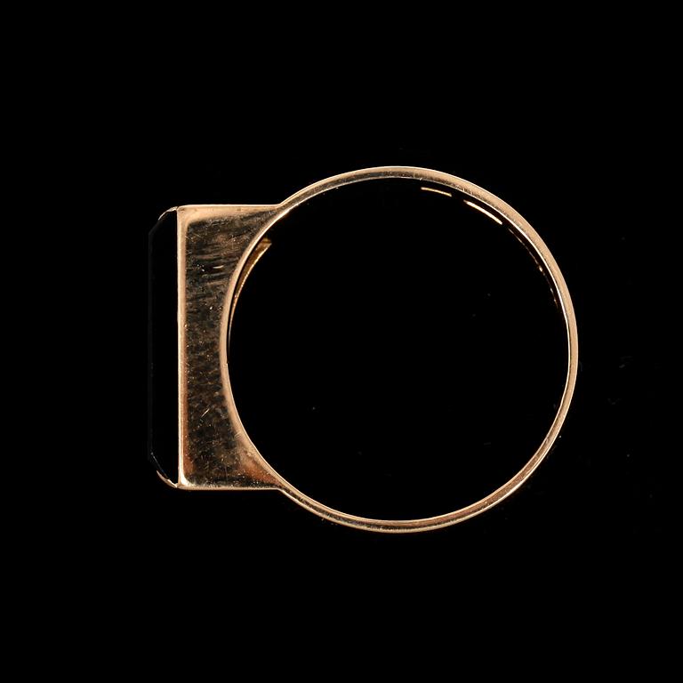 RING, 18k guld med svart sten, Wiwen Nilsson, Lund, 1965.