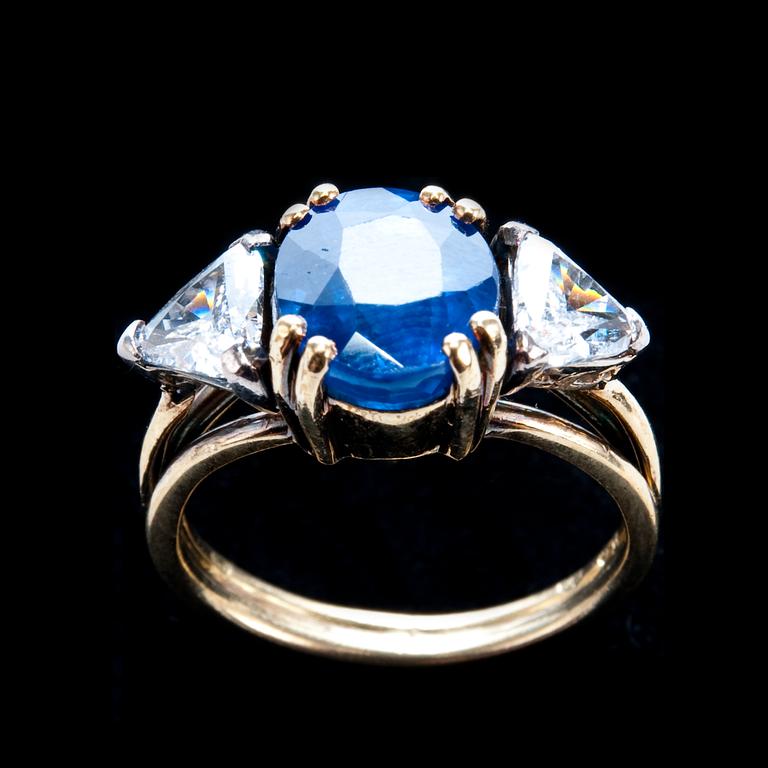 RING, naturlig safir ca 4.50 ct, triangelslipade diamanter ca 1.00 ct H/si.