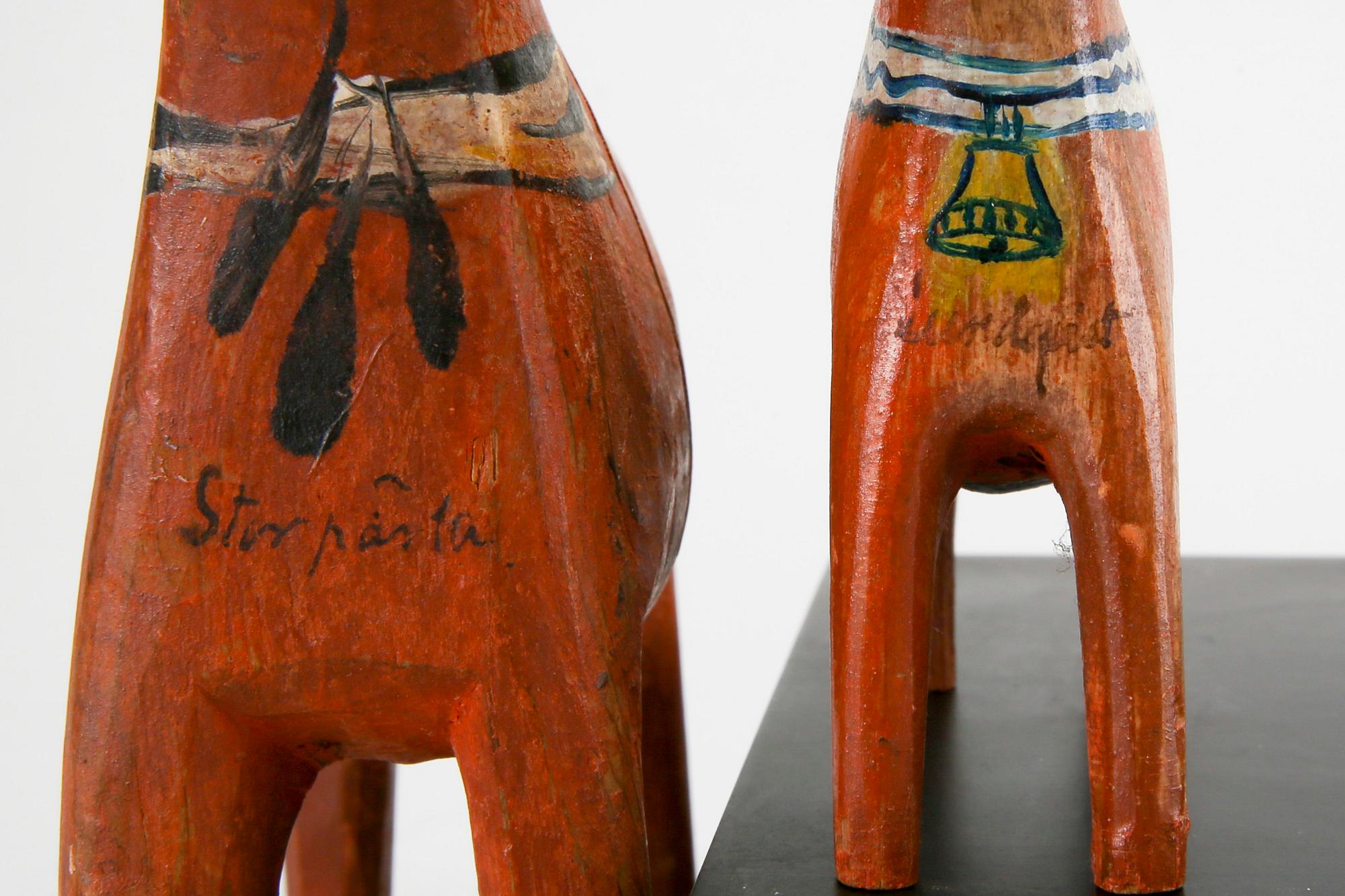 Dalahästar, 2 st, Troligen Nisser-gården Vattnäs, bär påskrift och årtal 1901 samt 1925.