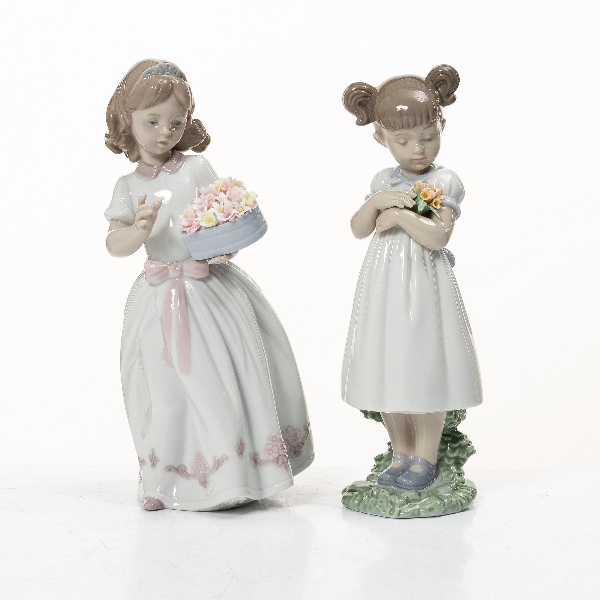 Lladró, 5 figuriner, " Flowers for mommy", "For a special someone", "Gime me a hug", "Classic scout", " Off to school".