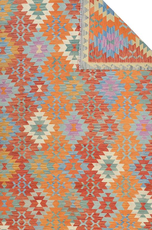 A CARPET, kilim, ca 292 x 201 cm.