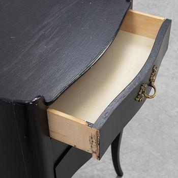 Sängbord, ett par, rokokostil, 1900-talets andra hälft.