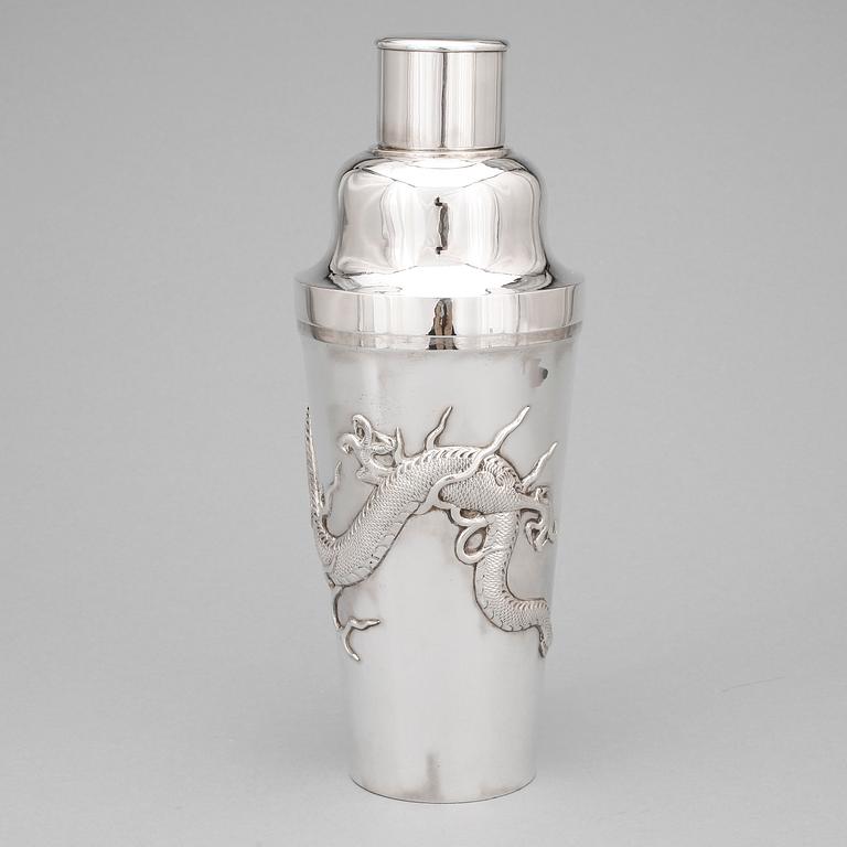 SHAKER samt 6 BÄGARE, silver, Kina 1900-talets första hälft. Total vikt ca 700 g.