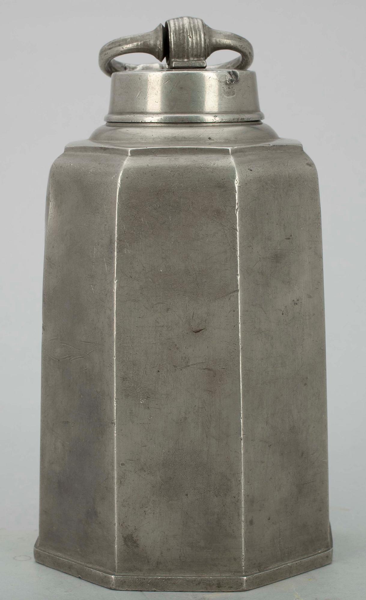 LJUSSTAKAR ETT PAR, mässing, 1800-talets mitt. FLASKA, tenn 1700-tal.