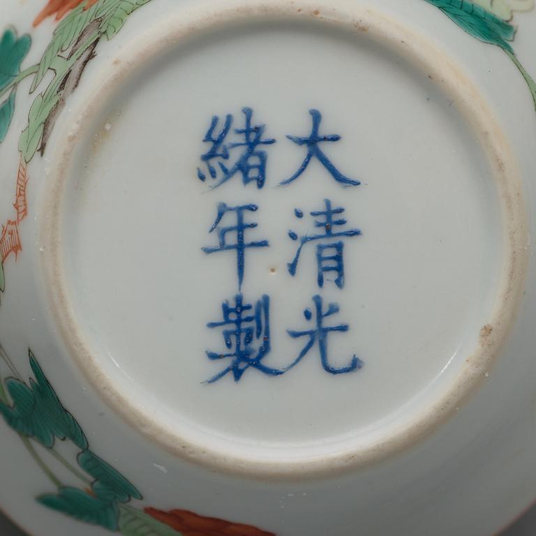 KOPPAR, fyra stycken, porslin. Qingdynastin, omkring 1900 med Guangxus märke.
