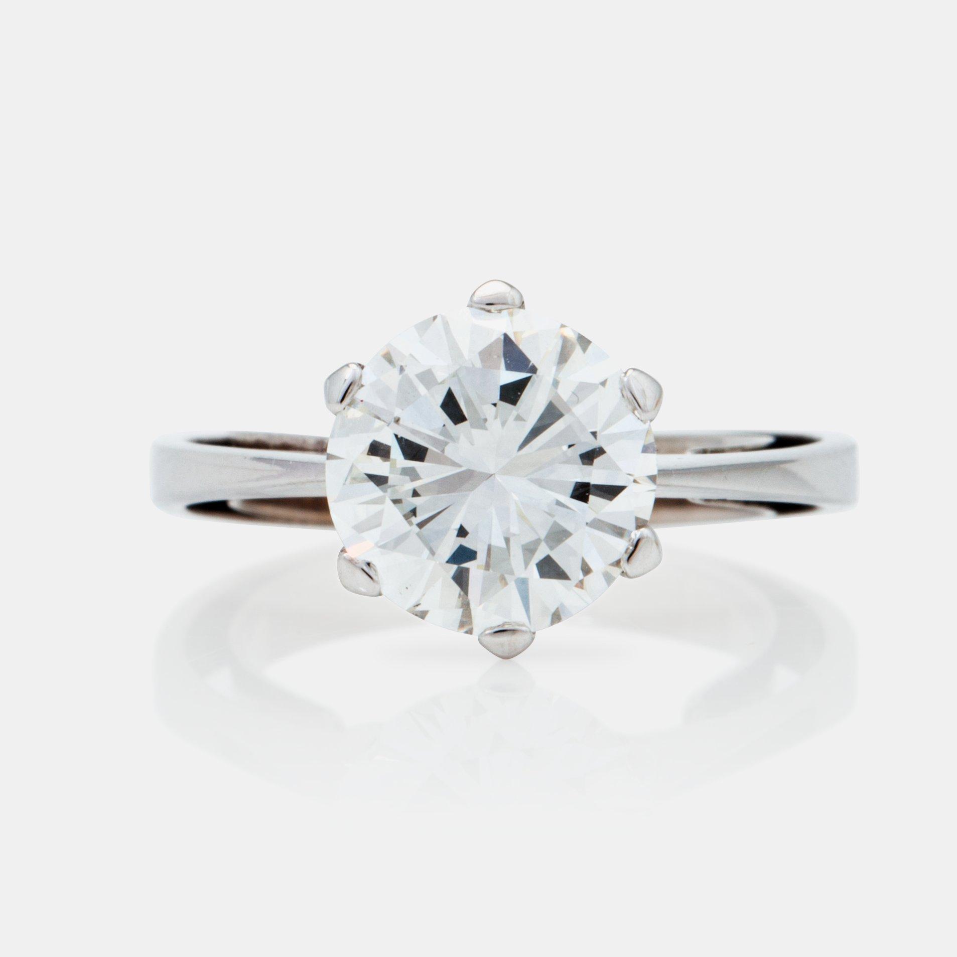 RING med briljantslipad diamant 2.33ct. Kvalitet G/VS2 enligt certifikat.