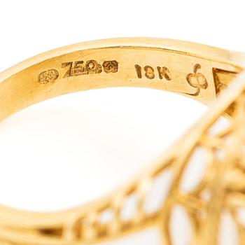 18K gold ring with small emeralds and a round brilliant-cut diamond.