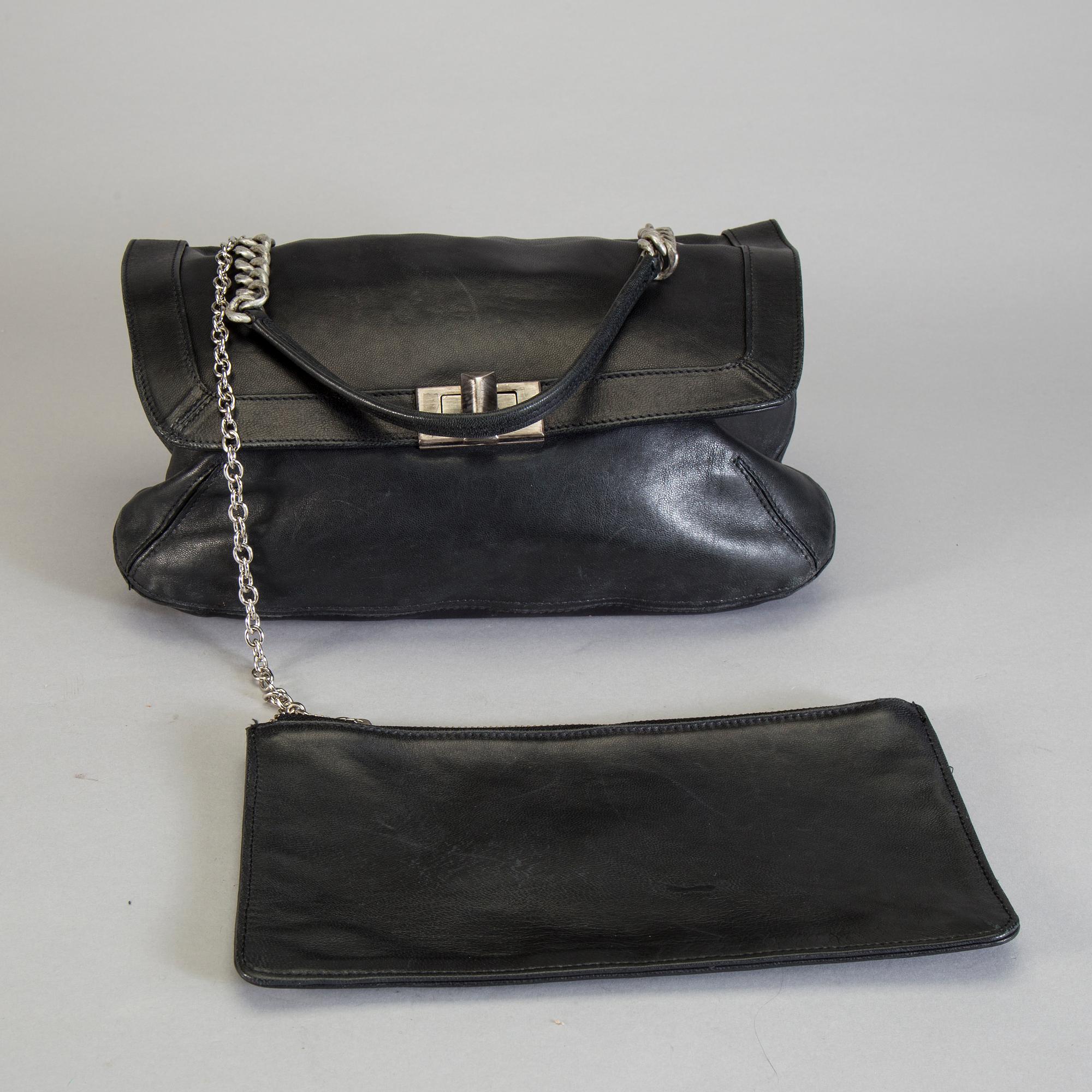 A Lanvin shoulderbag.