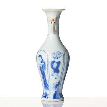 Two blue and white 'lange lisen' vases and a ewer, Qing dynasty, Kangxi (1662-1722).