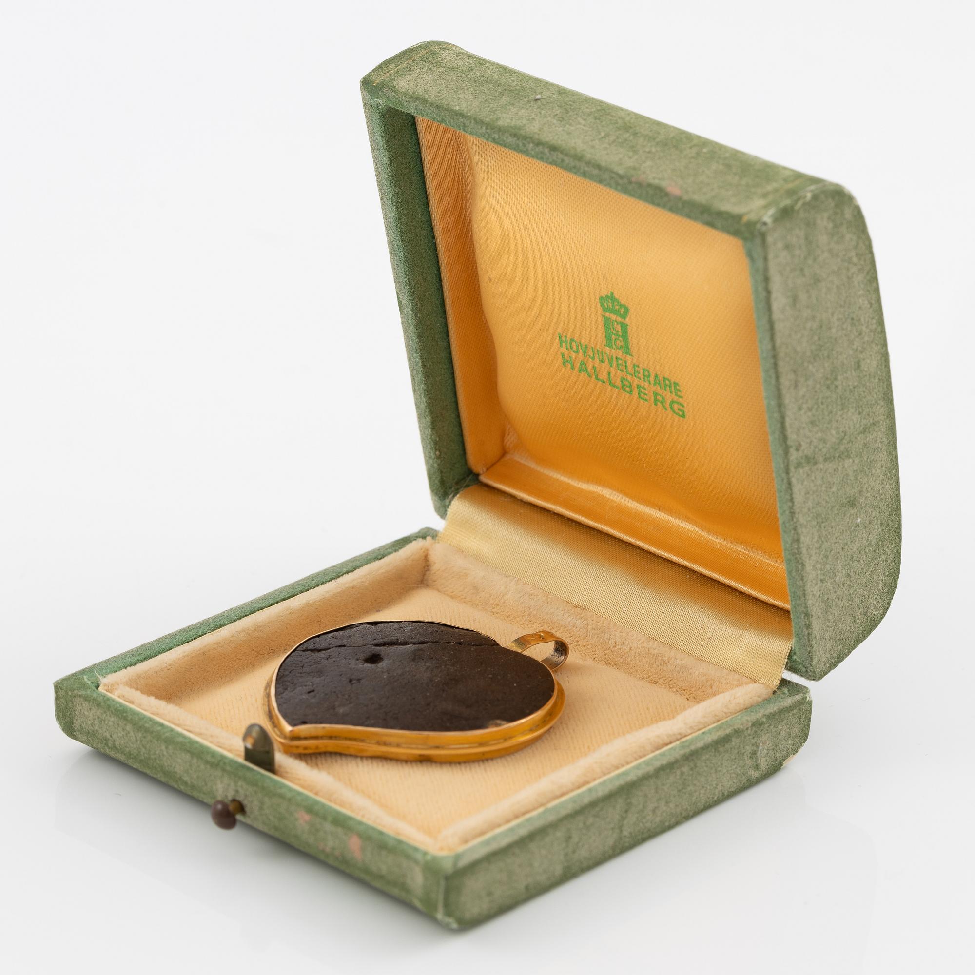 Hänge, antik keramik innefattad i 18K guld, Grand tour souvenir, 1800-tal.