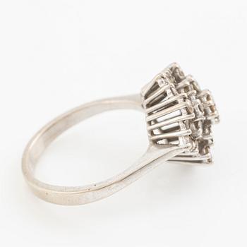 18K white gold ring with brilliant-cut diamonds.