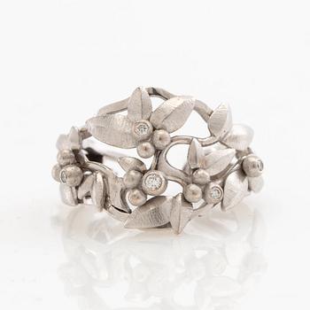 Ole Lynggaard, ring, "Spring", 18K white gold with round brilliant-cut diamonds.