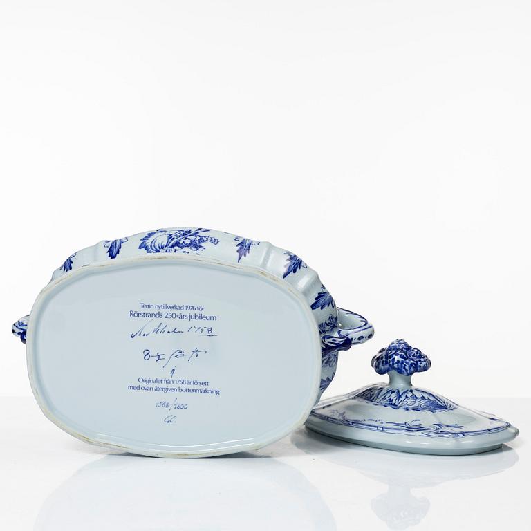 Rörstrand, A porcelain tureen with lid and a platter, after an original from 1758 and 1760, Rörstrand, Sweden, 1970's.