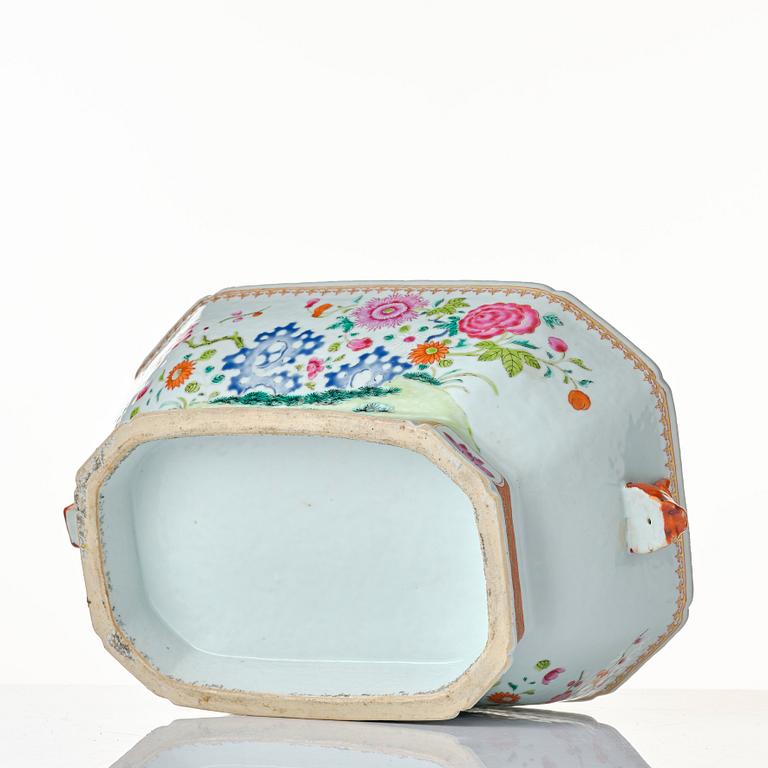 A famille rose tureen with cover and stand, Qing dynasty, Qianlong (1736-95).