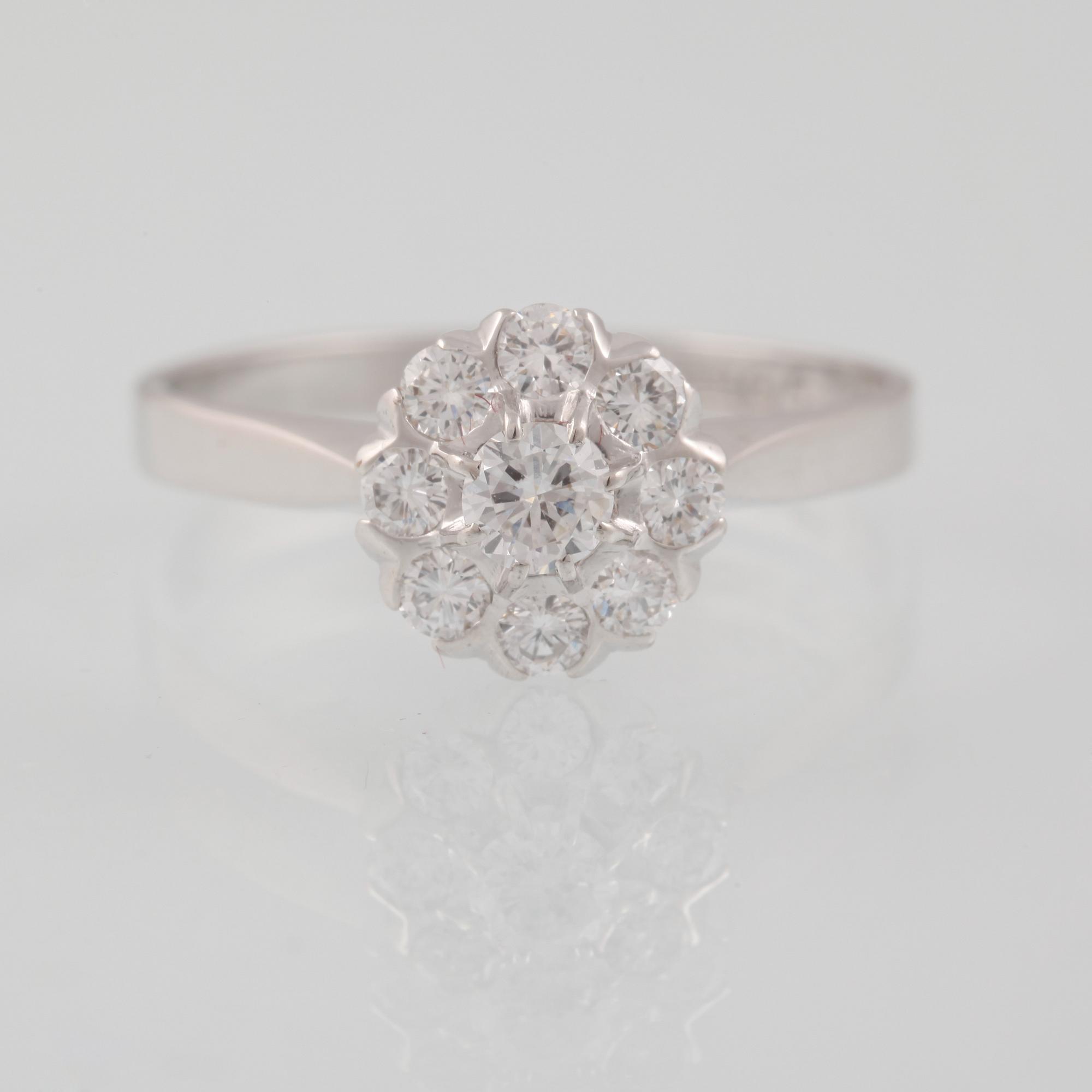 RING, 18K vitguld med 9 briljantslipade diamanter 0,58  Lennart Magnusson, Göteborg,1979. Vikt 3,6 gram.