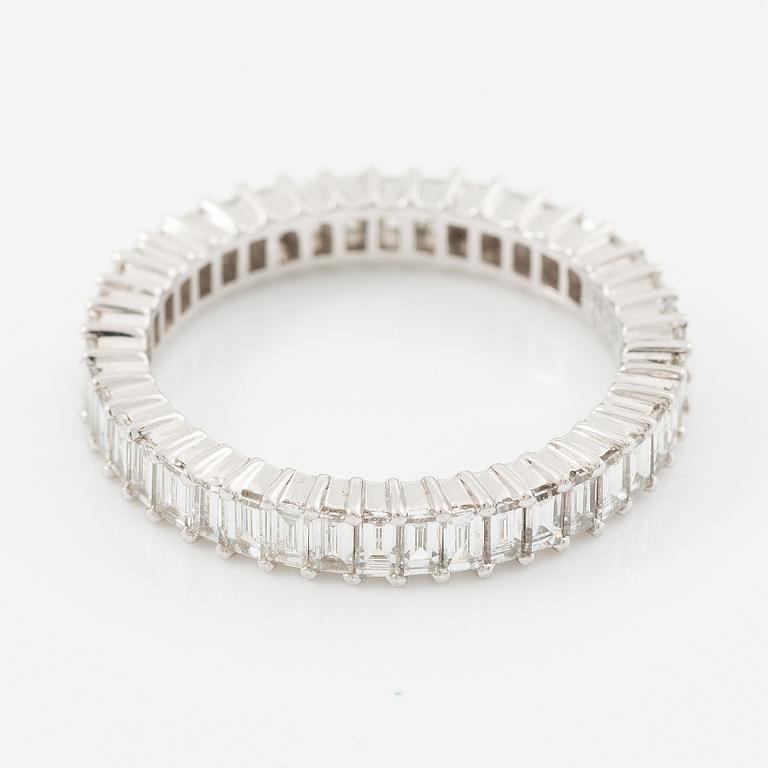 Ring, helallians, 18K vitguld med baguettslipade diamanter.