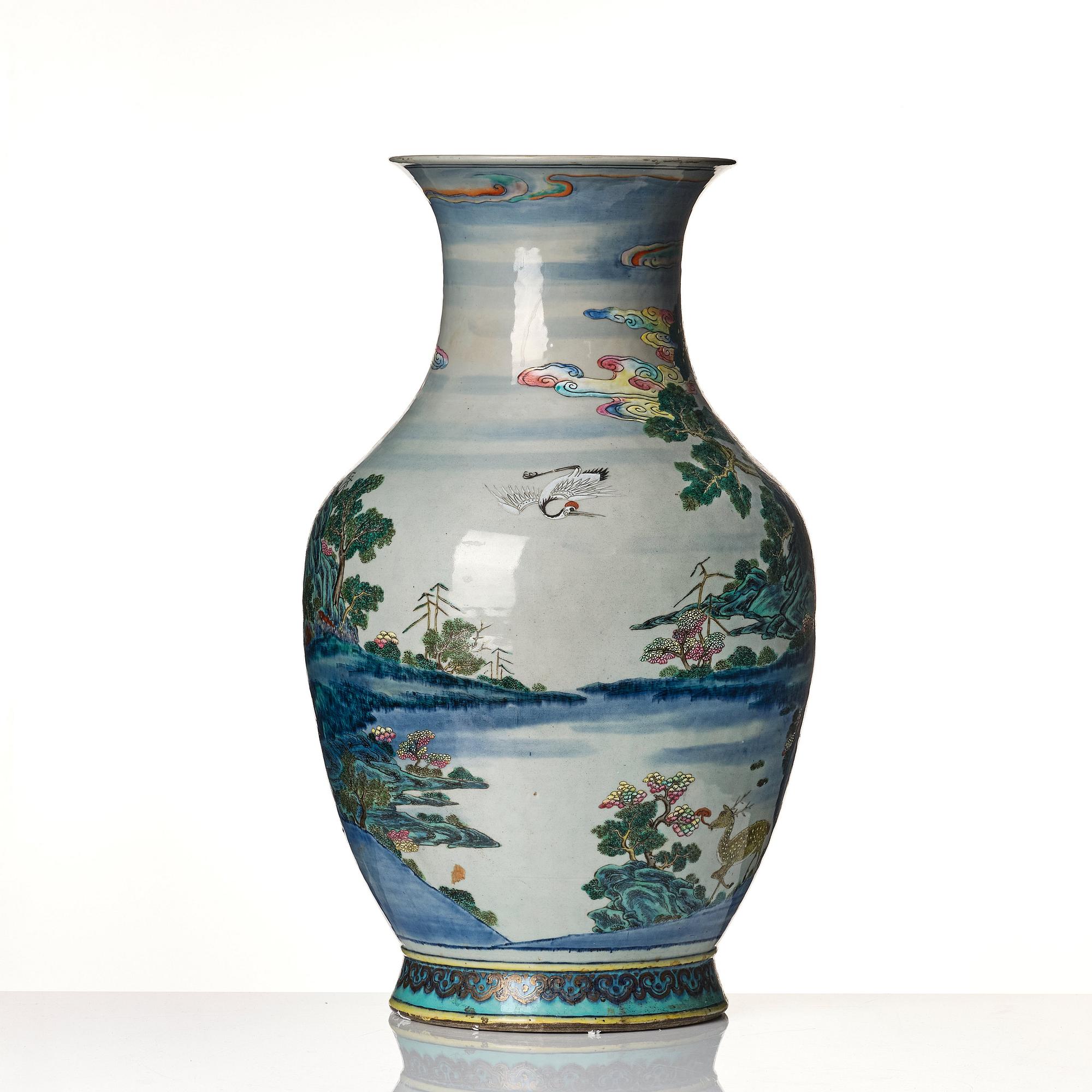 Praktvas, porslin. Qingdynastin, omkring år 1800.
