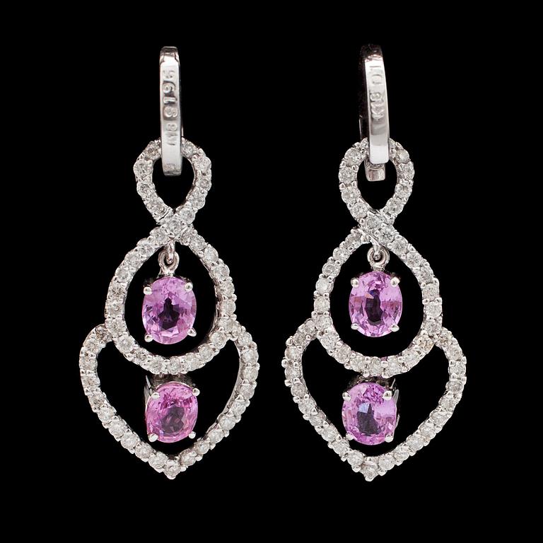 A pair of pink sapphire, tot. 1.96 cts, and brilliant cut diamond earrings, tot. 1.10 cts.