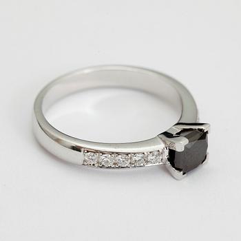 RING, 14k vitguld m svart prinsesslipad diamant ca 0,96 ct samt 10 briljant slipadediamanter tot ca 0,22ct. Vikt ca3,5g.