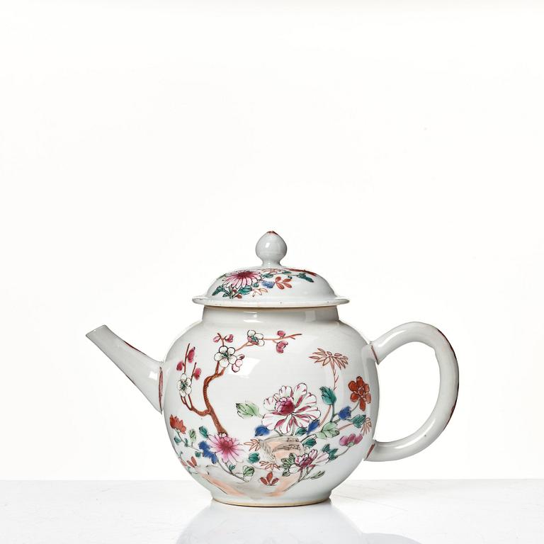 Tekannor, två stycken, kompaniporslin. Qingdynastin, Qianlong (1736-95).
