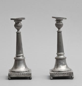 LJUSSTAKAR, ett par, tenn, Sven Berglund, Malmö, 1827.