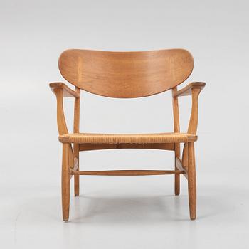 Hans J. Wegner, fåtölj, modell CH 22, Carl Hansen & Son, Odense, Danmark, 1900-talets mitt.